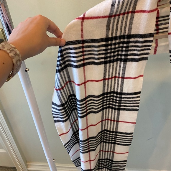 Classic Plaid Fringe Scarf - Soft and Cozy Winter Accessory - Picture 3 of 4